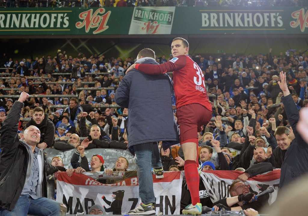 Foto: City-Press GmbH - Marius Gersbeck in der Fankurve nach dem Spiel